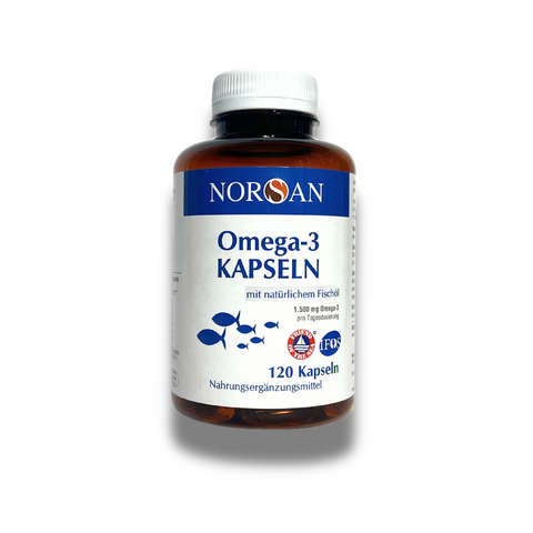 Braunglasflasche Norsan Omega-3 Kapseln mit 120 Stück auf weißem Hintergrund – Fischöl-Supplement mit 1.500 mg Omega-3 pro Tagesdosis.