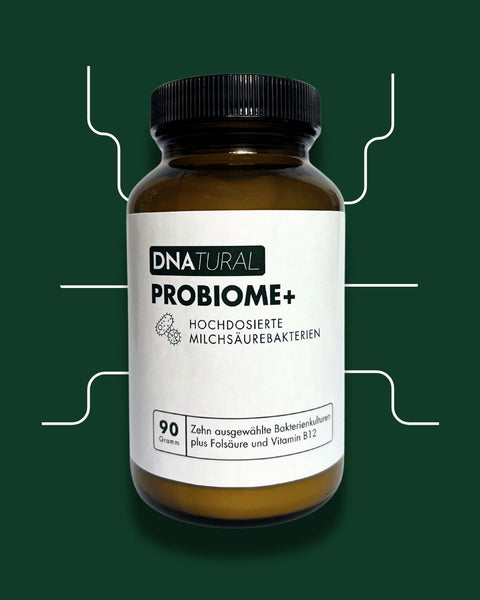 Braunglasflasche mit dem DNATURAL PROBIOME+ Probiotikum Label auf dunklem Hintergrund. Enthält zehn ausgewählte Bakterienkulturen, Folsäure und Vitamin B12 – speziell entwickelt für Athleten zur Unterstützung der Darmgesundheit.