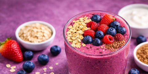 Beeren-Kefir-Smoothie im Glas mit Haferflocken, geschrotetem Leinsamen und frischen Beeren – ballaststoffreicher, probiotischer Smoothie zur Unterstützung der Darmgesundheit.