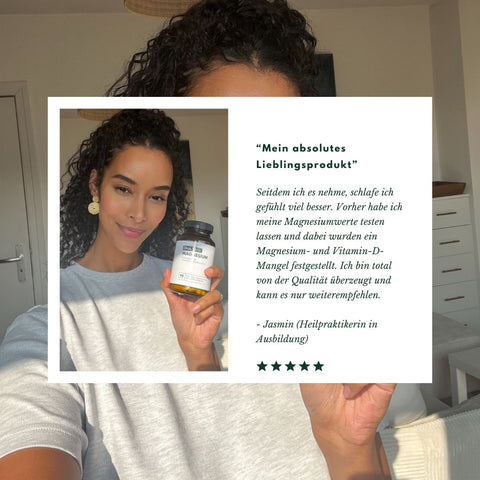 Eine lächelnde Frau mit lockigem Haar hält eine braune Glasflasche DNATURAL Magnesium in der Hand. Neben ihr befindet sich ein weißer Textblock mit der Überschrift „Mein absolutes Lieblingsprodukt“, darin eine positive Erfahrungsbeschreibung zu Magnesium- und Vitamin‑D‑Mangel sowie eine Empfehlung. Am unteren Rand des Textblocks sind fünf grüne Sterne zu sehen.